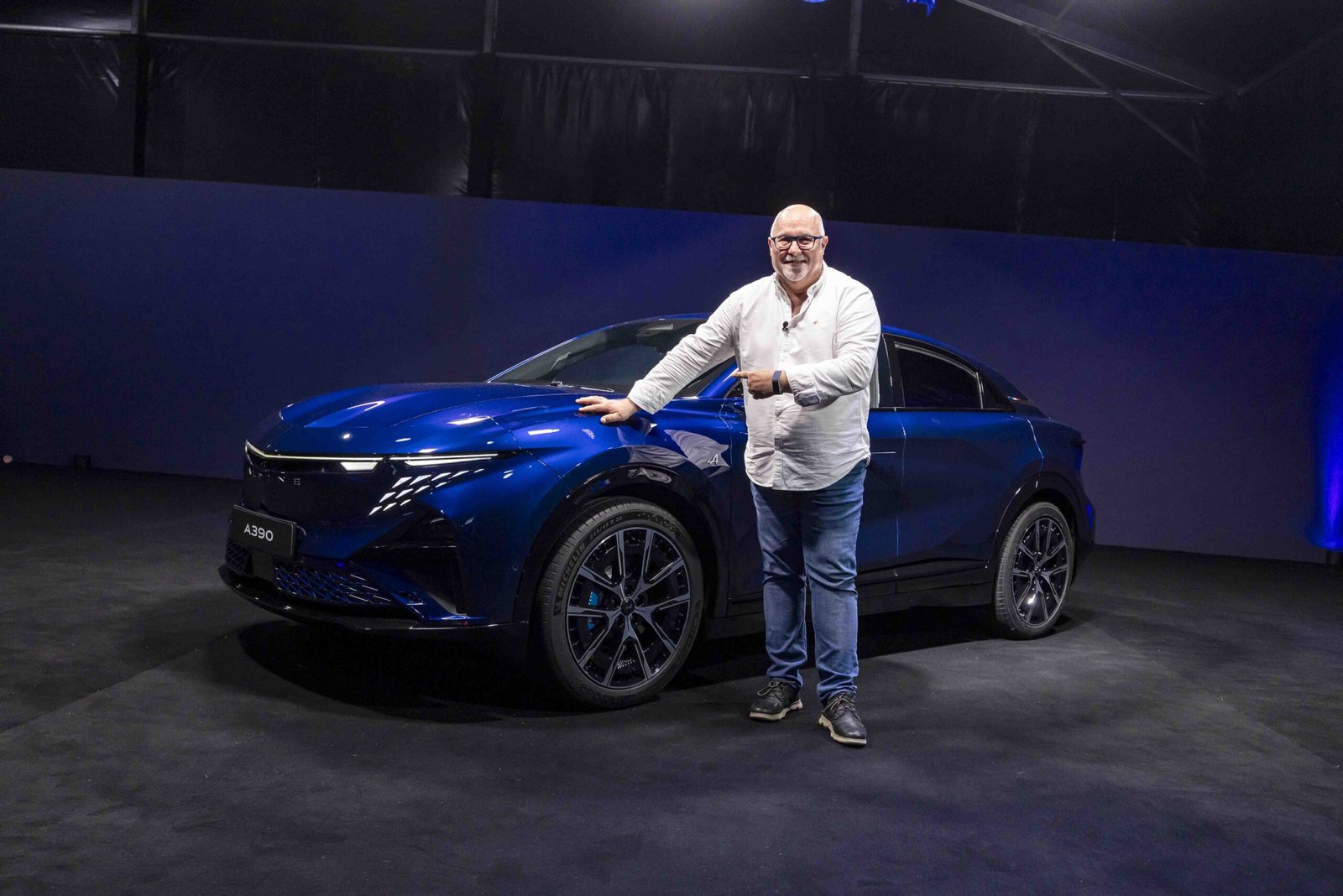 Un coche de carreras con traje